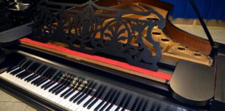 L’Orfeó Badaloní restaura el piano centenari del Casino