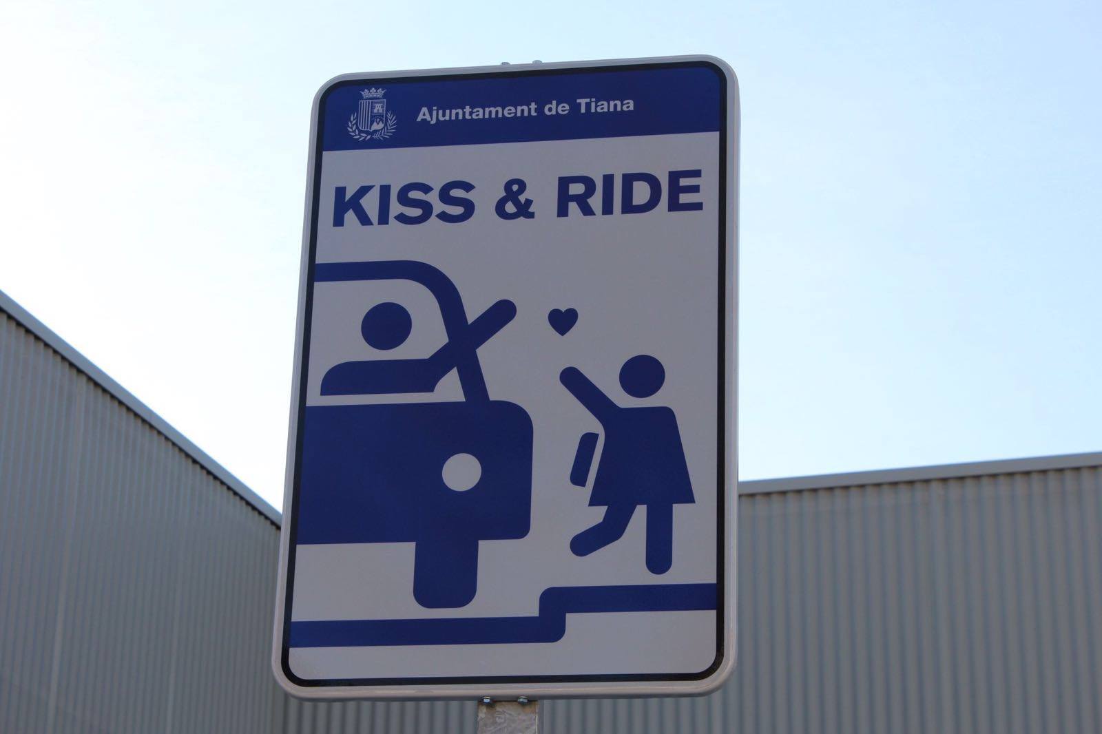 Tiana posa en marxa la iniciativa “Kiss and Ride”