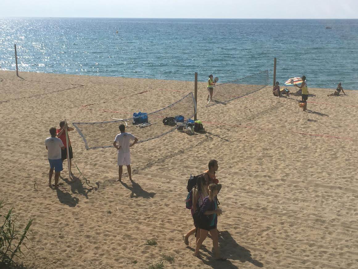 Montgat vol regularitzar la proliferació de pistes de vòlei a la platja