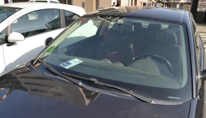 Aparcament persones mobilitat reduïda - distintiu