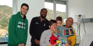 El Divina Seguros Joventut visita els infants hospitalitzats a Can Ruti