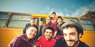 Quan tot s’enlaira…concert de festes amb els Txarango