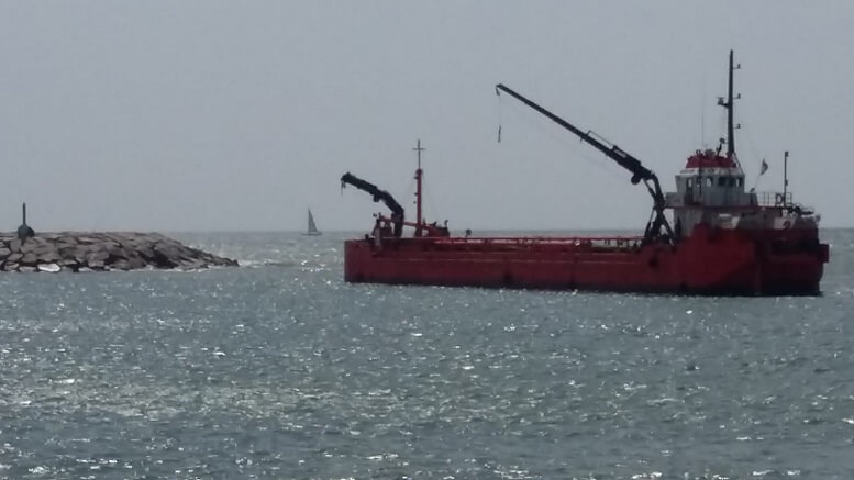 Torna la draga per omplir de sorra les platges del nord de Montgat