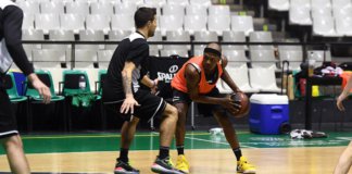 Visita a la pista de l’Obradoiro en l’estrena de Thad McFadden