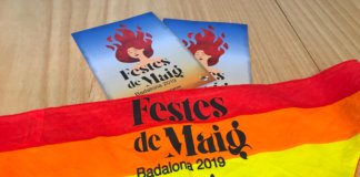 Els darrers mocadors de festes, uns 500, a la venda a Can Casacuberta