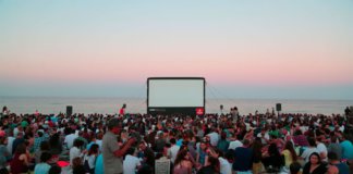 Cinema a l’aire lliure a la platja