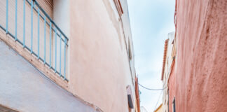 El carrer més estret de Badalona, el carrer Vilamajor