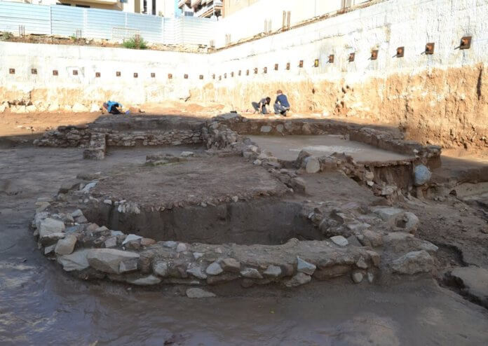 Via Augusta - edifici monumental amb exedra