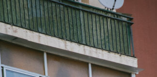 L’hora de sortir als balcons per aplaudir / Fotos: Ferran Palou