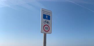 Senyals contradictoris del pas de bicis al passeig marítim de Montgat