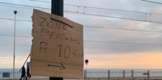 Posen senyals amb cartons per evitar que els vehicles corrin