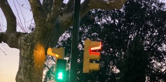 Tiana estrena uns semàfors per a persones invidents que funcionen amb comandament