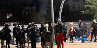 Una quarantena de desallotjats de la nau dormen al ras