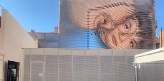 Qui és el nen del mural de la plaça Roca i Pi?