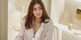 Una badalonina crea un curs en línia en art abstracte