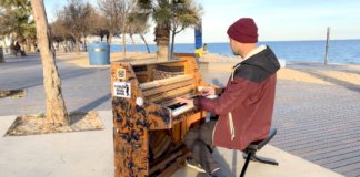 Un músic viatger s’instal·la per uns dies al passeig marítim de Badalona