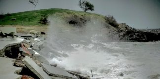 Destrosses importants a la platja de les Roques de Montgat