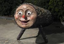 Roben les barretines i mantes dels tions instal·lats als carrers de Badalona