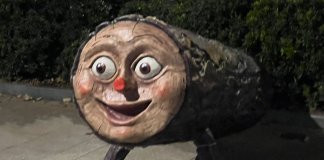 Roben les barretines i mantes dels tions instal·lats als carrers de Badalona