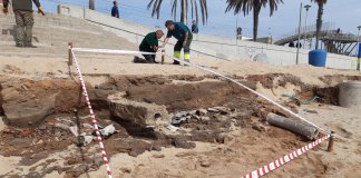 El reportatge de la setmana: Apareixen plaques d’uralita amb amiant a la platja del Cristall