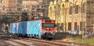 Renfe té abandonat des de fa dues setmanes a Badalona el tren que va descarrilar a la Sagrera
