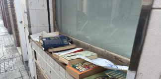Deixar llibres de segona mà enmig del carrer, una pràctica que creix