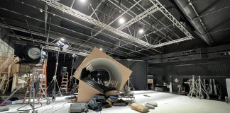 Una nau de Can Ribó, del carrer Ramon Martí Alsina, va acollir l’assaig de la Sociedad de la nieve