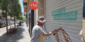 El badaloní Sergi Bastida pinta les persianes d’una trentena de comerços de Montcada