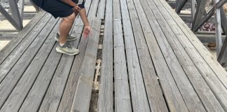 Les passeres de fusta del passeig marítim entre Montgat i el Masnou, en un estat lamentable i perillós