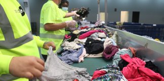 S’instal·len nous contenidors per al reciclatge d’oli domèstic i de roba usada