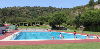 Un home entra de nit a la piscina municipal de Tiana i és identificat per la Policia Local: possibles vincles amb un joc viral
