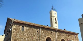 Els Mossos investiguen la mort d’una dona apareguda al pati de l’església de Montgat
