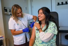 Arrenca la campanya de vacunació: a qui li toca la de la grip, COVID-19 o totes dues