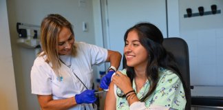 Arrenca la campanya de vacunació: a qui li toca la de la grip, COVID-19 o totes dues