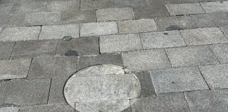 Torna a desaparèixer la placa de “Plaça de 9” de la Plaça de la Vila