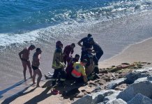Un mosso rescata una persona ofegada a la platja de la Mora