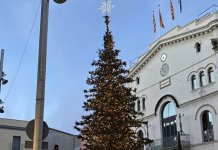 L’arbre de Nadal de la plaça de la Vila ja està instal·lat