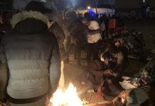 Prop d’una cinquantena de persones passen la nit en un campament improvisat després del desallotjament del B9