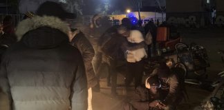 Prop d’una cinquantena de persones passen la nit en un campament improvisat després del desallotjament del B9