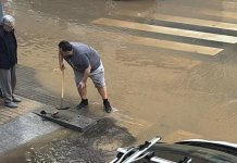 Veïns de Badalona destapen clavegueres embossades