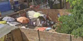 Un solar ocupat provoca plagues de rates i insalubritat a tocar de l’escola Josep Boada