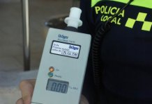 La Policia Local de Montgat cedeix un dels seus etilòmetres a la Guàrdia Urbana de Badalona davant la manca d’aparells operatius