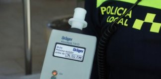 La Policia Local de Montgat cedeix un dels seus etilòmetres a la Guàrdia Urbana de Badalona davant la manca d’aparells operatius