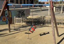 Infants de l’escola Jungfrau reclamen l’arranjament d’un gronxador trencat