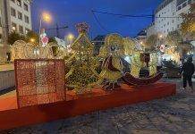 Un grup de nens i nenes de la Plana demanen a l’alcalde que es repari una instal·lació nadalenca apagada