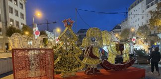 Un grup de nens i nenes de la Plana demanen a l’alcalde que es repari una instal·lació nadalenca apagada