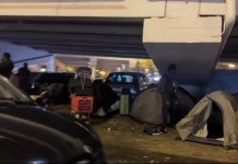 Més d’una trentena de tendes de campanyes de desallotjats del B9 s’instal·len sota el pont de la C-31