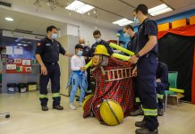 Els bombers de Badalona visiten els infants a Can Ruti