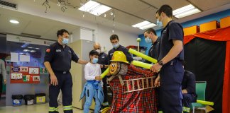 Els bombers de Badalona visiten els infants a Can Ruti