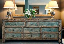 Treballant per restaurant els mobles antics des de Badalona